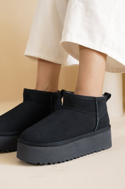 بوت نسائي قصير من جلد الغزال الطبيعي 100% من ماركة "هاغي" | نعل داخلي من إسفنج الذاكرة | خفيف الوزن | مانع للانزلاق