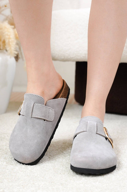 أحذية نسائية | قباقيب جلدية أصلية | إسفنج ميموري فوم | خفيفة الوزن | مانعة للانزلاق - مانشستر