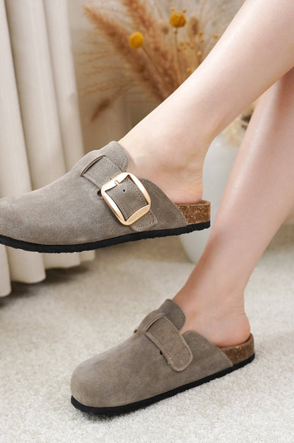 أحذية نسائية | قباقيب جلدية أصلية | إسفنج ميموري فوم | خفيفة الوزن | مانعة للانزلاق - مانشستر